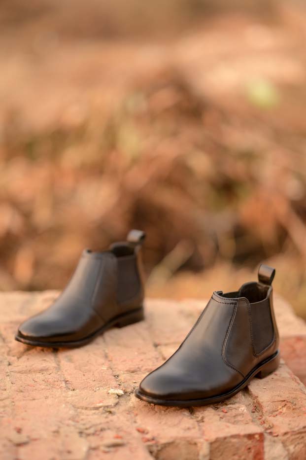 Black leather Chelsea boots with rubber sole - side profile